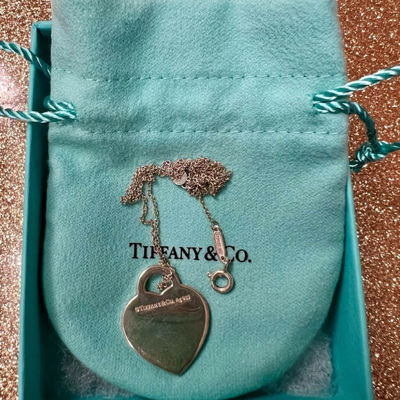 TIFFANY & CO Heart necklace. Excellent condition. Comes with box and dust bag. - Picture 2 of 6
